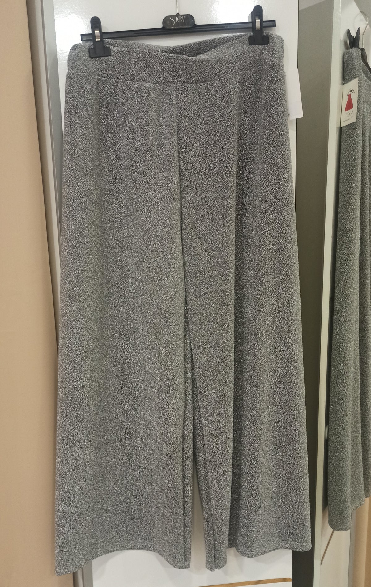 Fotografía real del pantalón ancho de lurex gris plateado