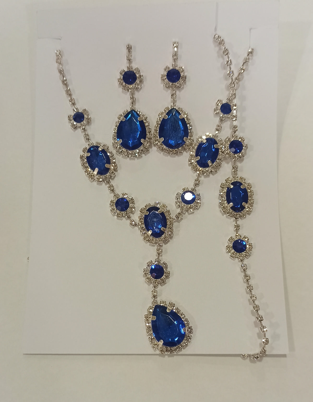 Conjunto de bisutería azul con collar, pendientes largos y pulsera