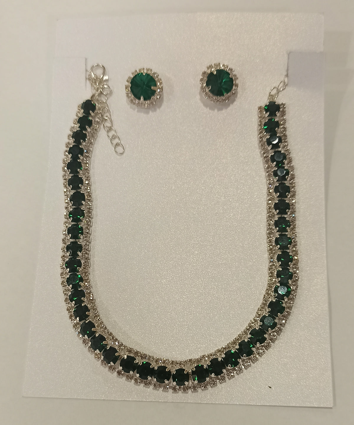 Conjunto de collar verde y pendientes redondos pequeños con brillos transparentes