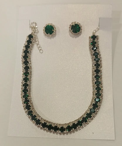 Conjunto de collar verde y pendientes redondos pequeños con brillos transparentes
