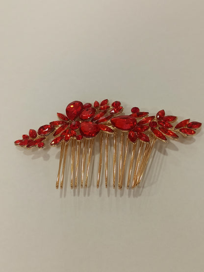 Peineta roja colocada sobre cabello oscuro
