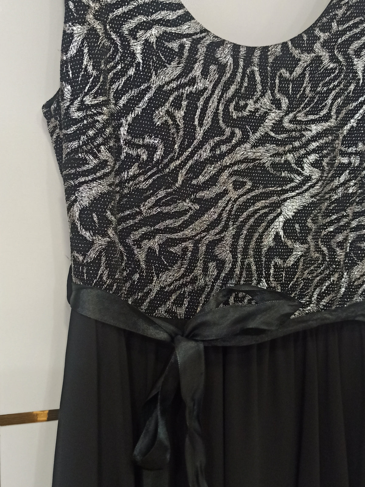 Vestido de fiesta corto negro y plata Lugano-con cola trasera