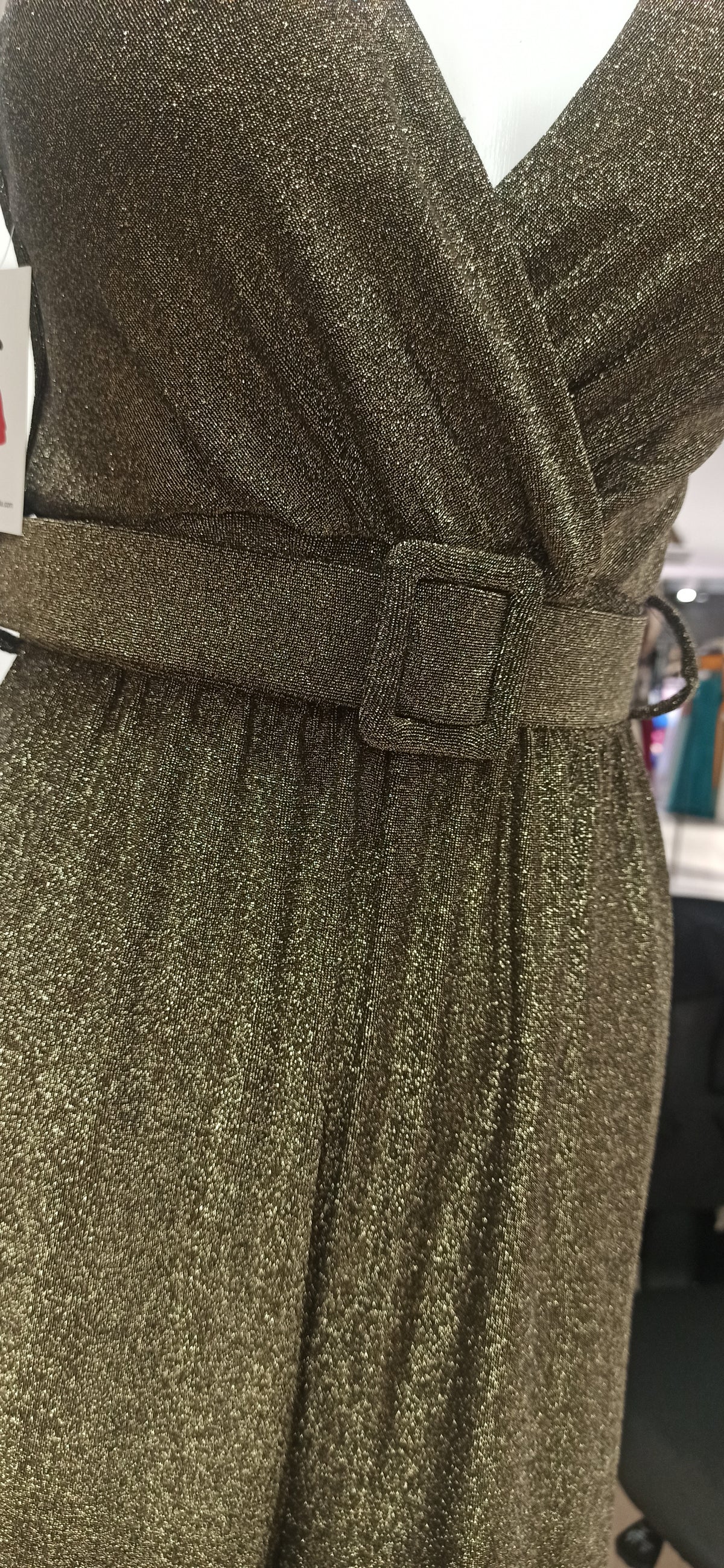 Detalle original del lurex y la hebilla revestida del cinturón