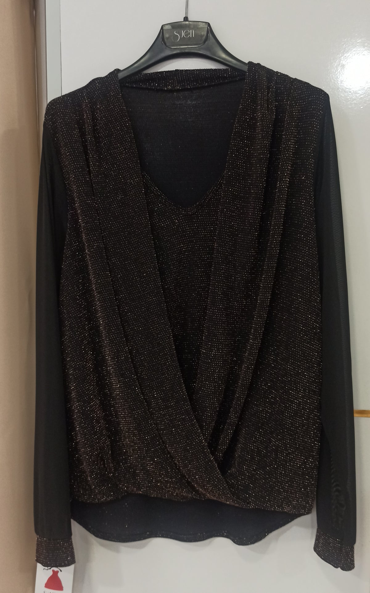 Blusa negra cruzada de manga larga con escote en V