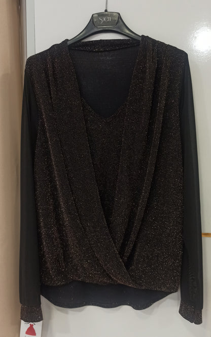 Blusa negra cruzada de manga larga con escote en V
