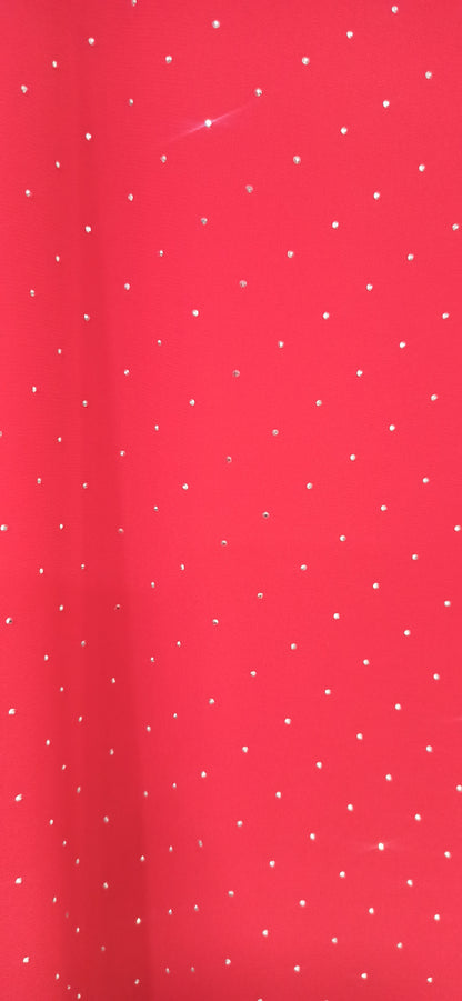 Detalle del tejido rojo y los pequeños brillos de la blusa