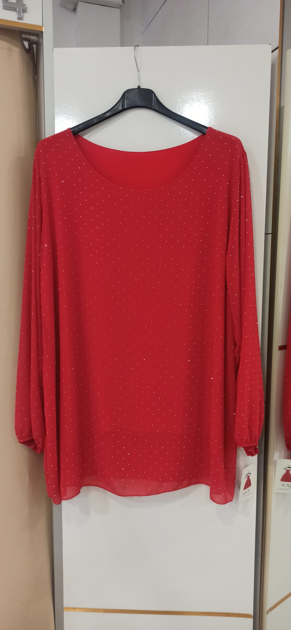 Blusa roja de fiesta con brillos plata y manga larga