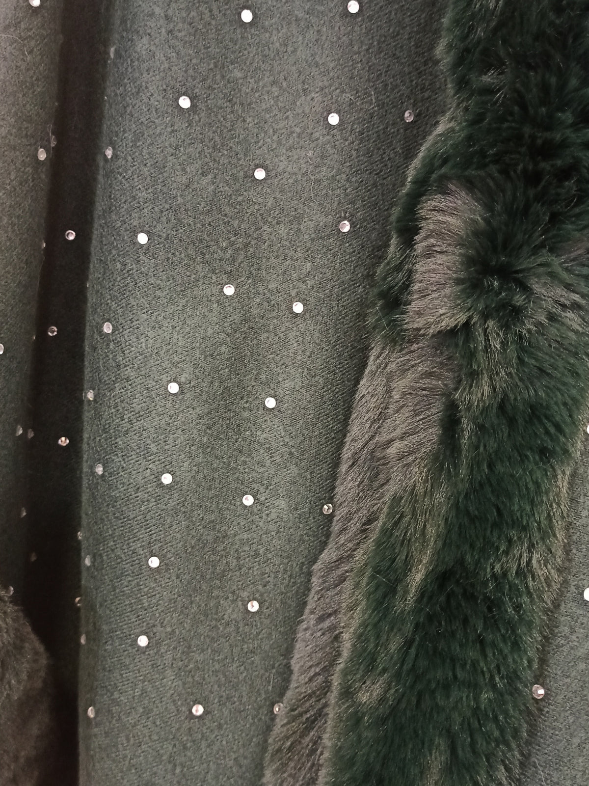 Capa verde oscuro con pelo y brillos para invitada
