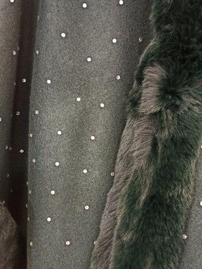 Capa verde oscuro con pelo y brillos para invitada