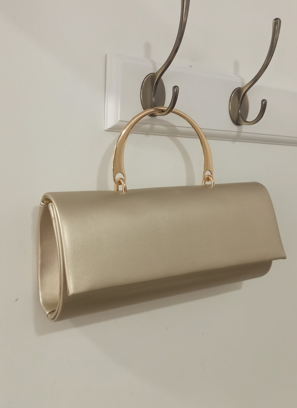 Bolso de fiesta dorado con asa rígida