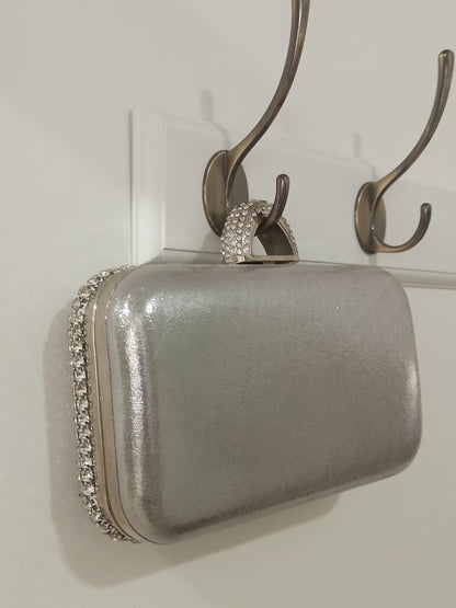 Clutch de fiesta plateado con pedrería