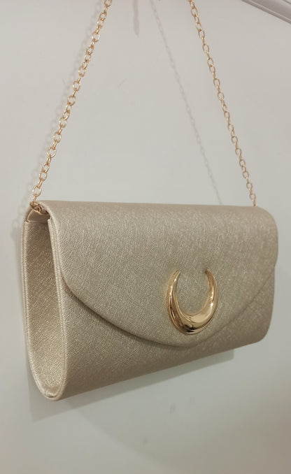 Bolso de fiesta dorado con cadena y detalle de herradura
