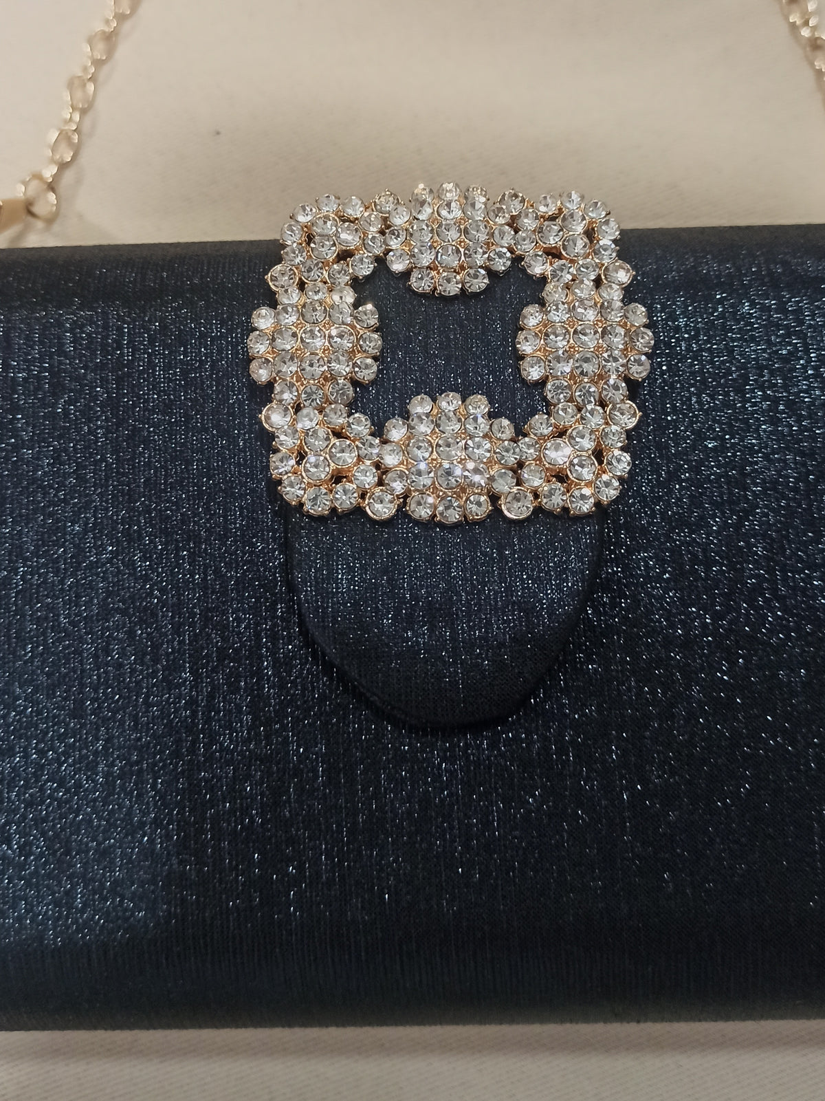 Bolso de fiesta negro con hebilla de brillantes