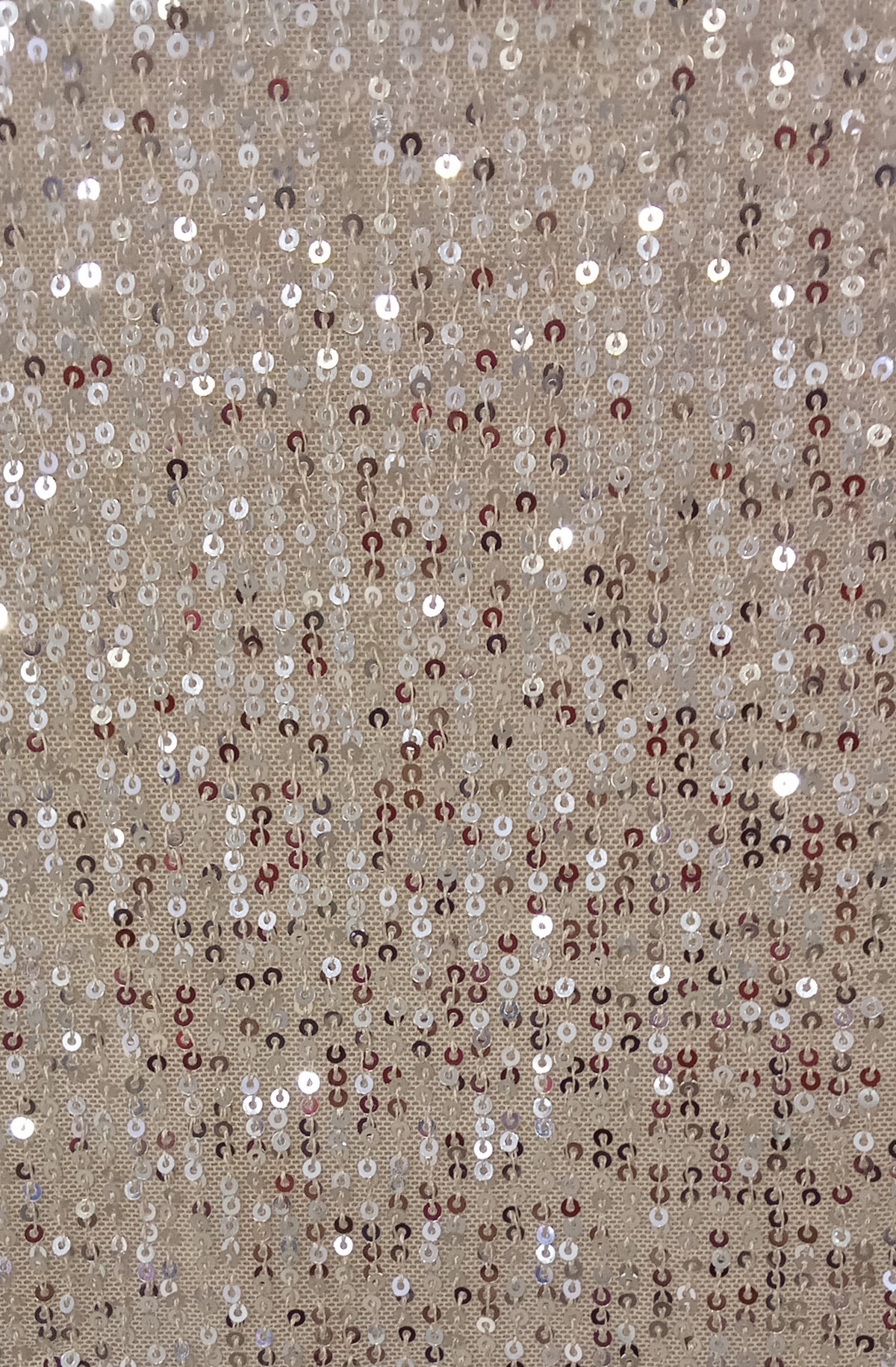 Detalle del tejido y las lentejuelas de la camiseta champagne