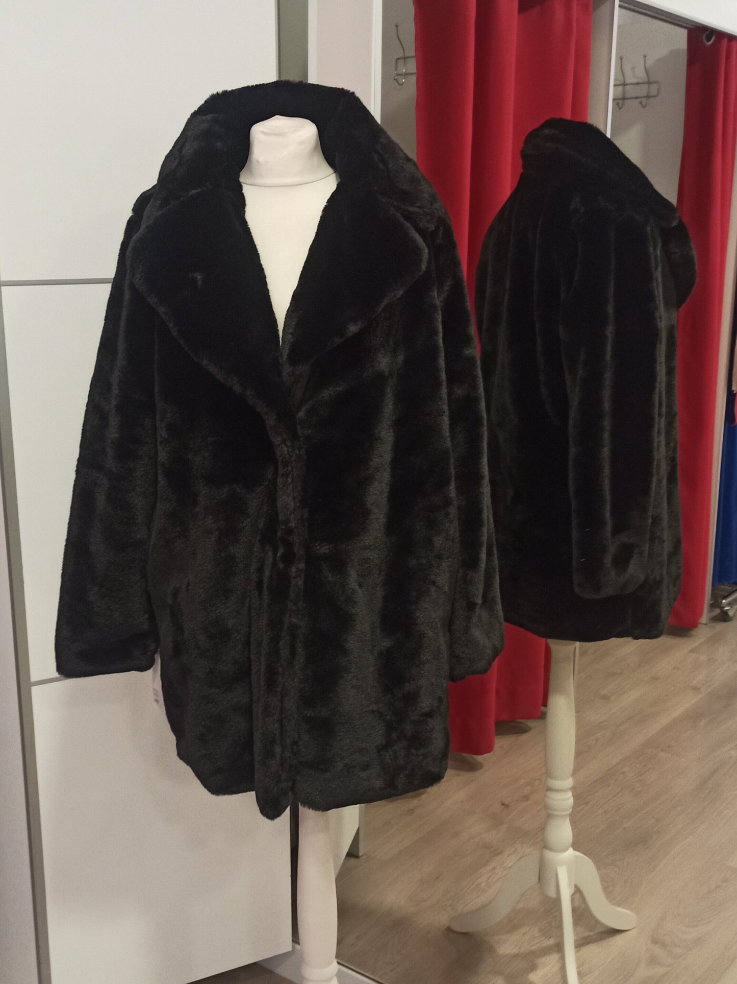 Abrigo de pelo negro
