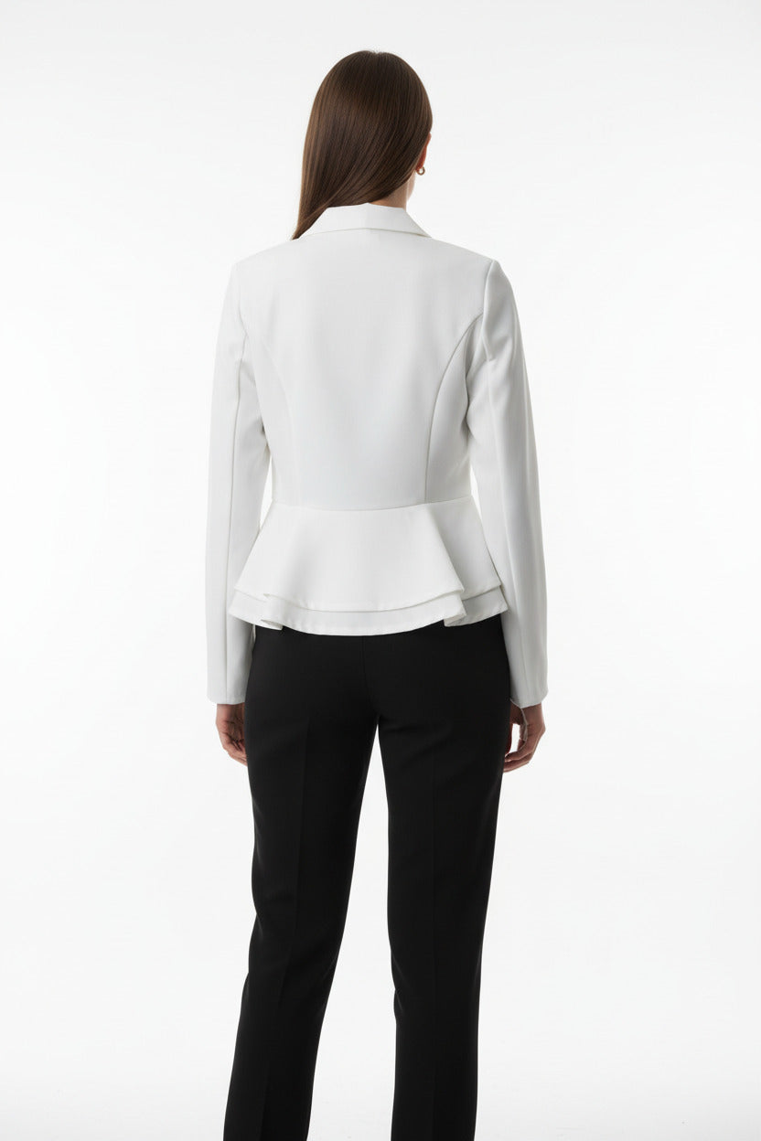 Americana Blanca con Bajos de Volante - Elegancia Sofisticada