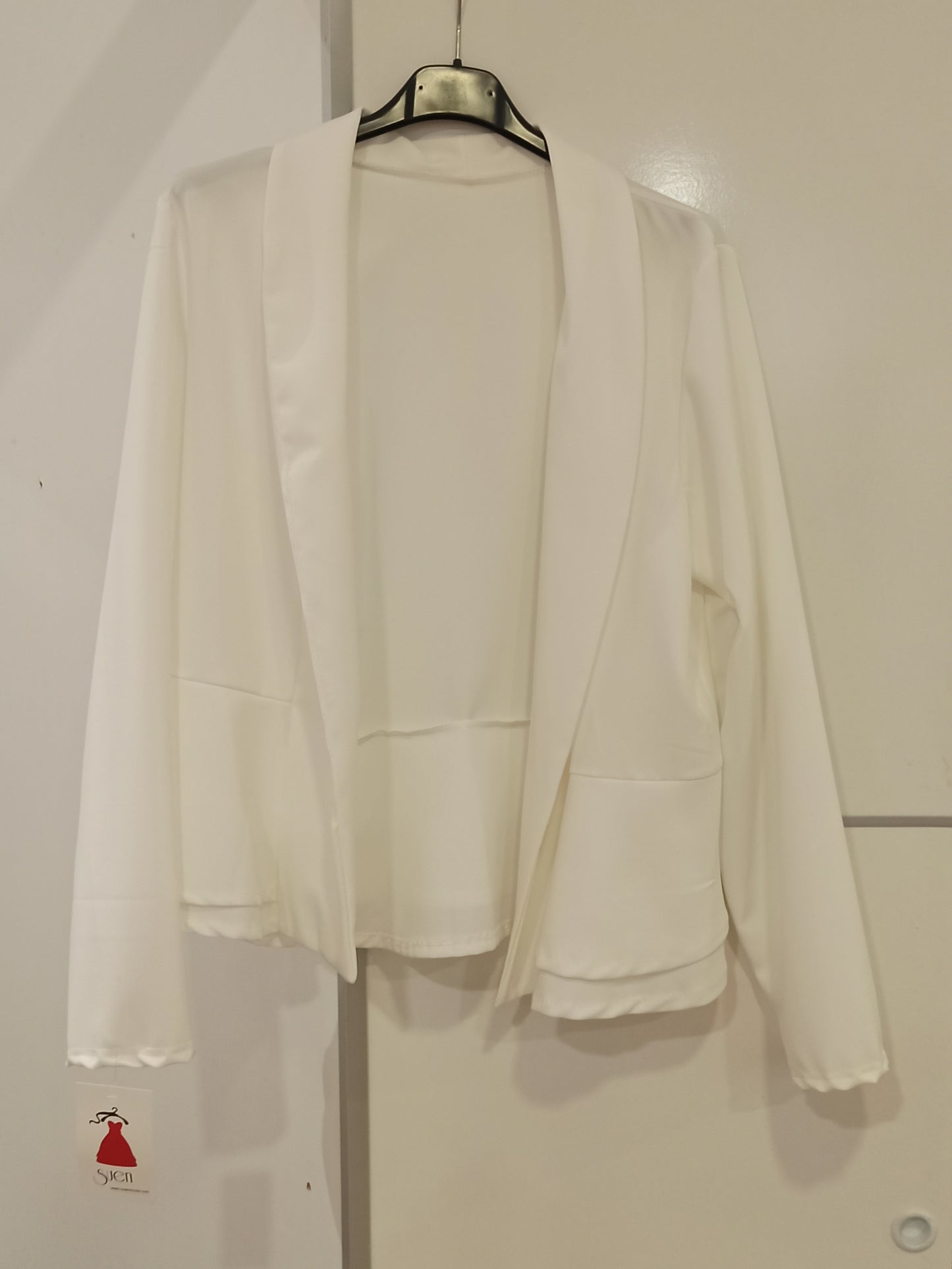 Americana Blanca con Bajos de Volante - Elegancia Sofisticada