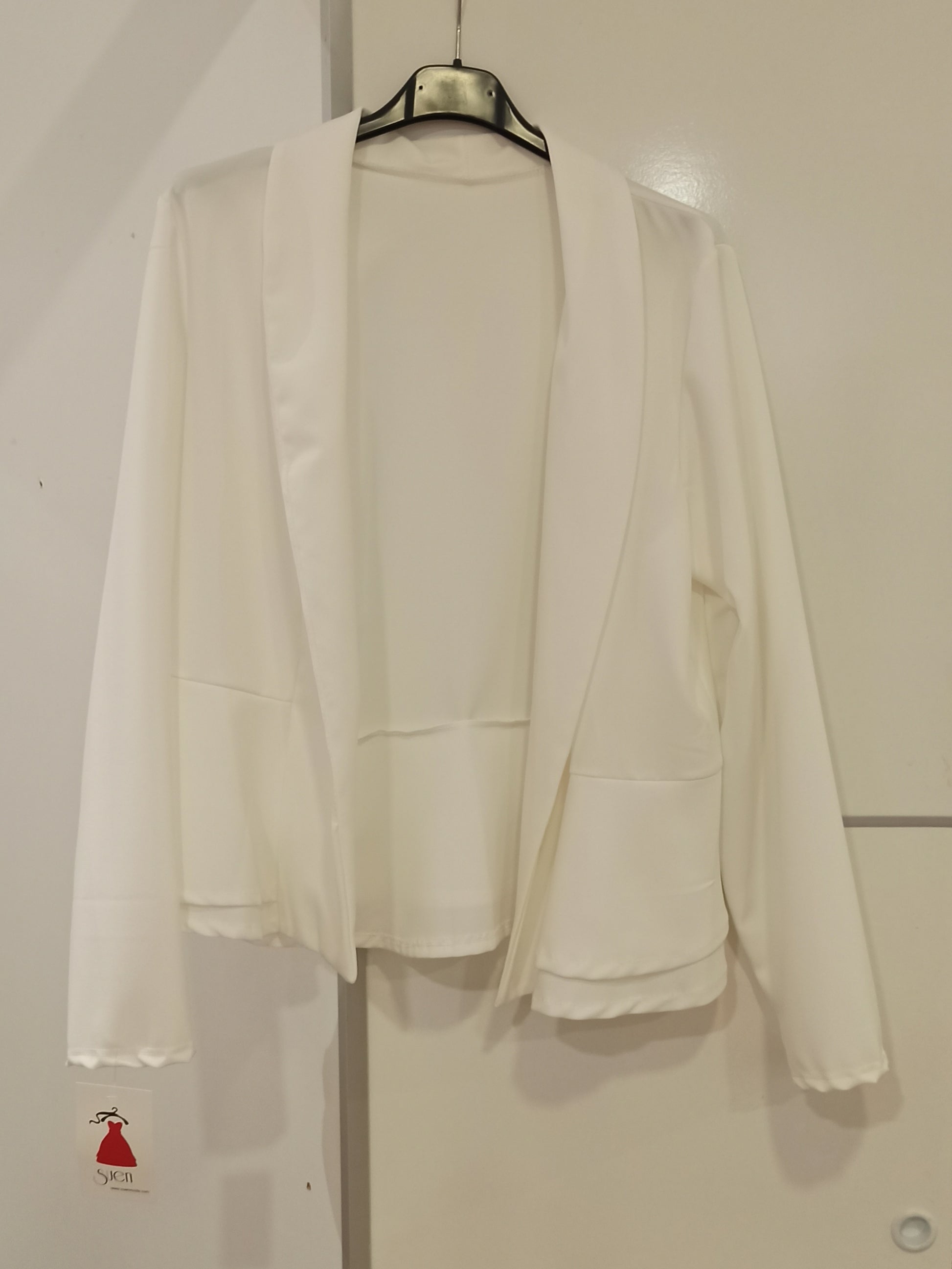 Americana Blanca con Bajos de Volante - Elegancia Sofisticada