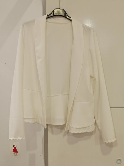 Americana Blanca con Bajos de Volante - Elegancia Sofisticada