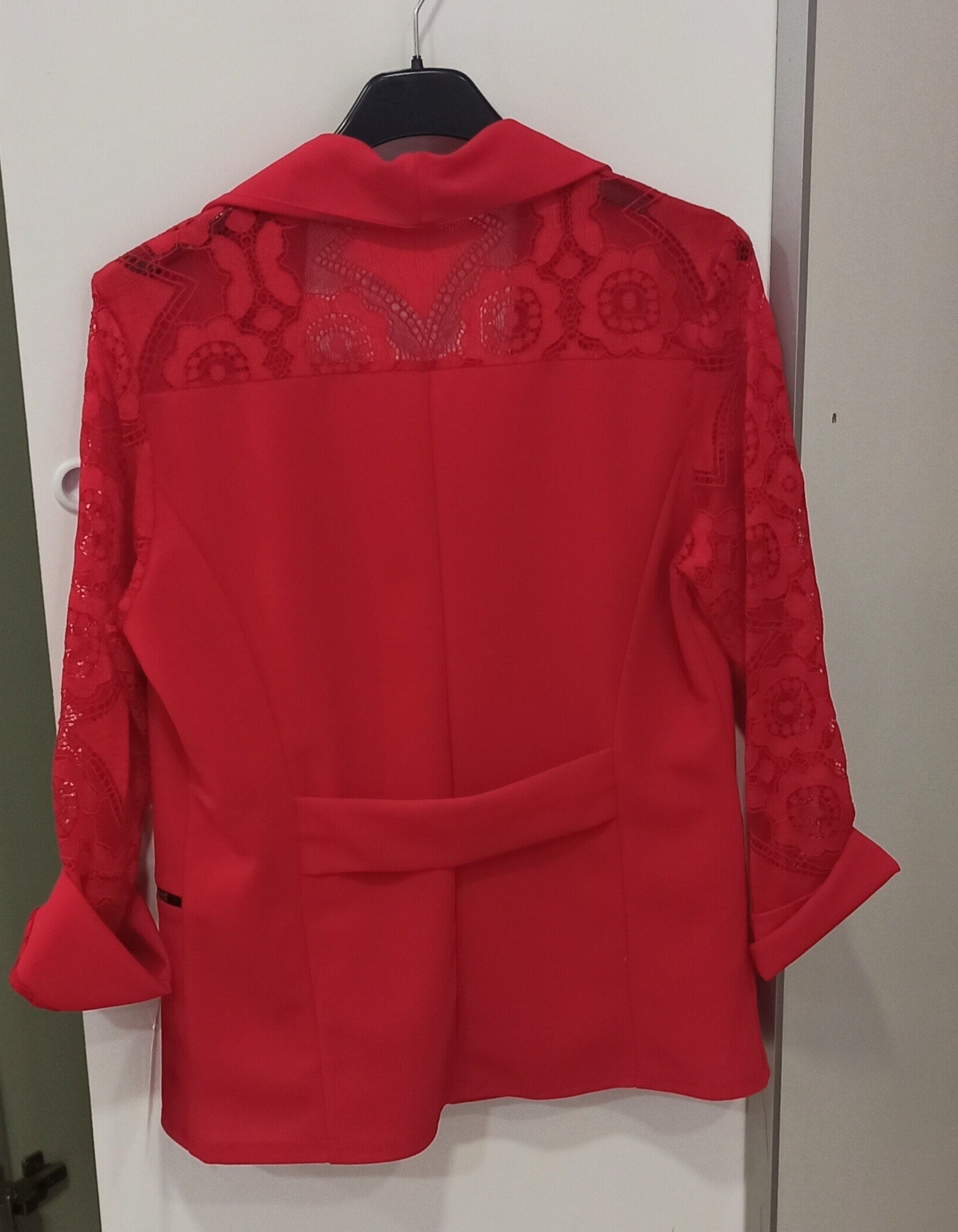 Blazer Rojo con Encaje y Manga Francesa