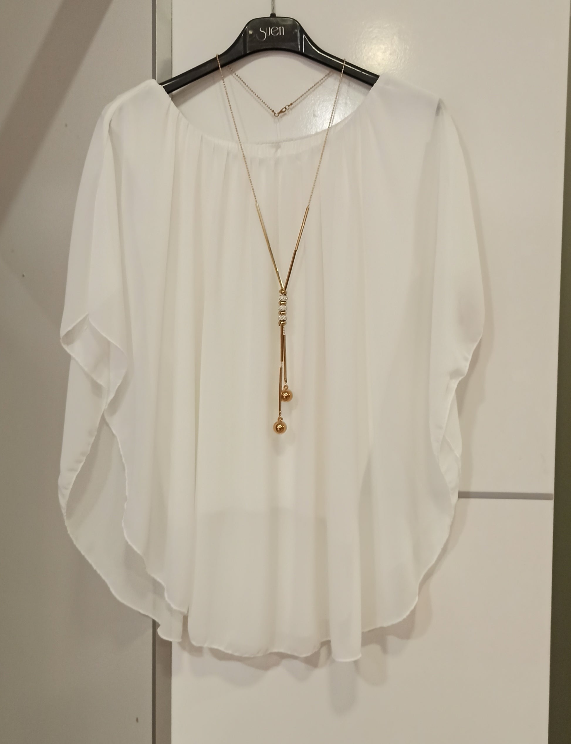 blusa de fiesta blanca con collar para invitadas-vista en percha