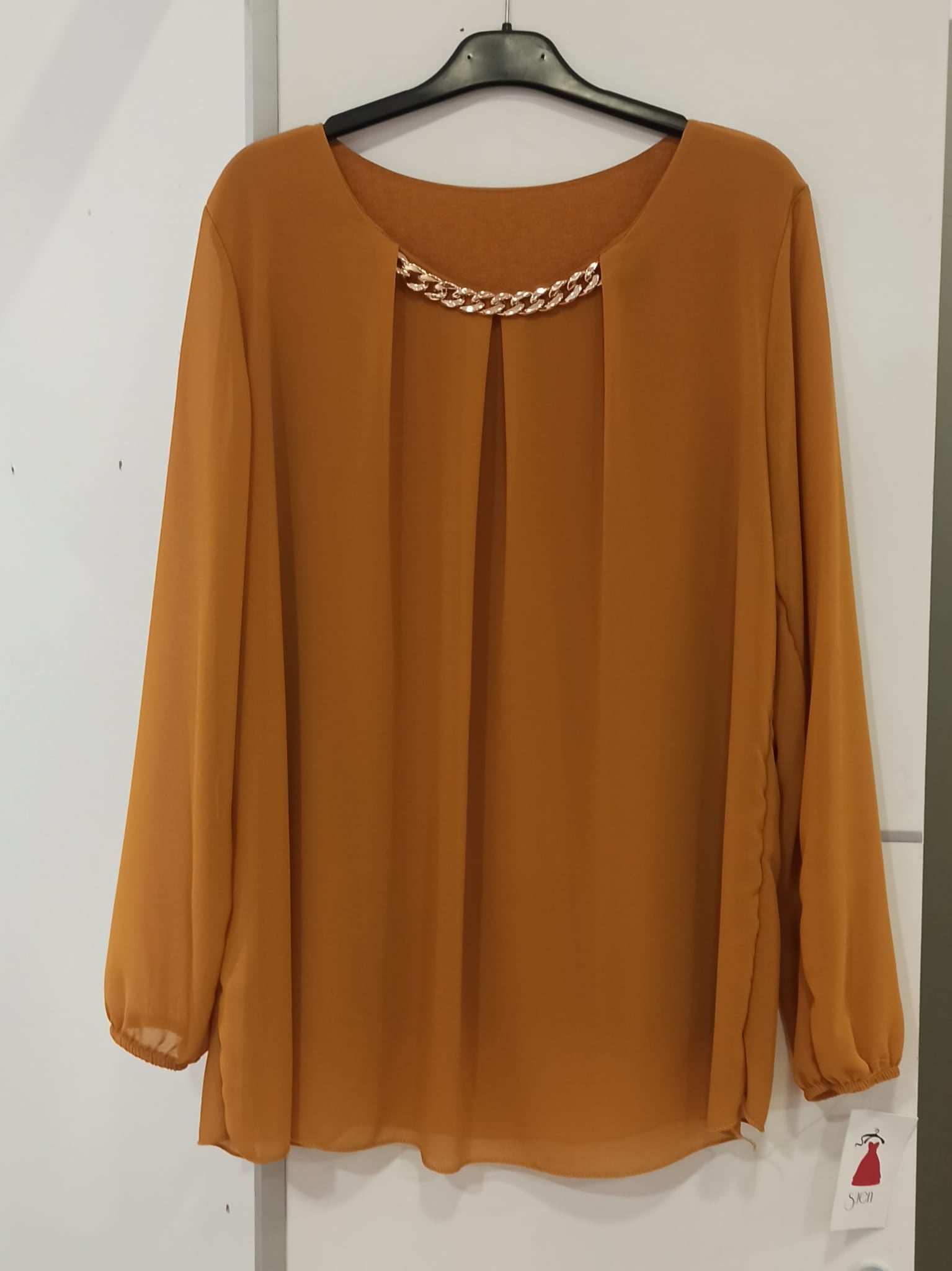 Blusón Elegante con cadena Dorada en el Cuello