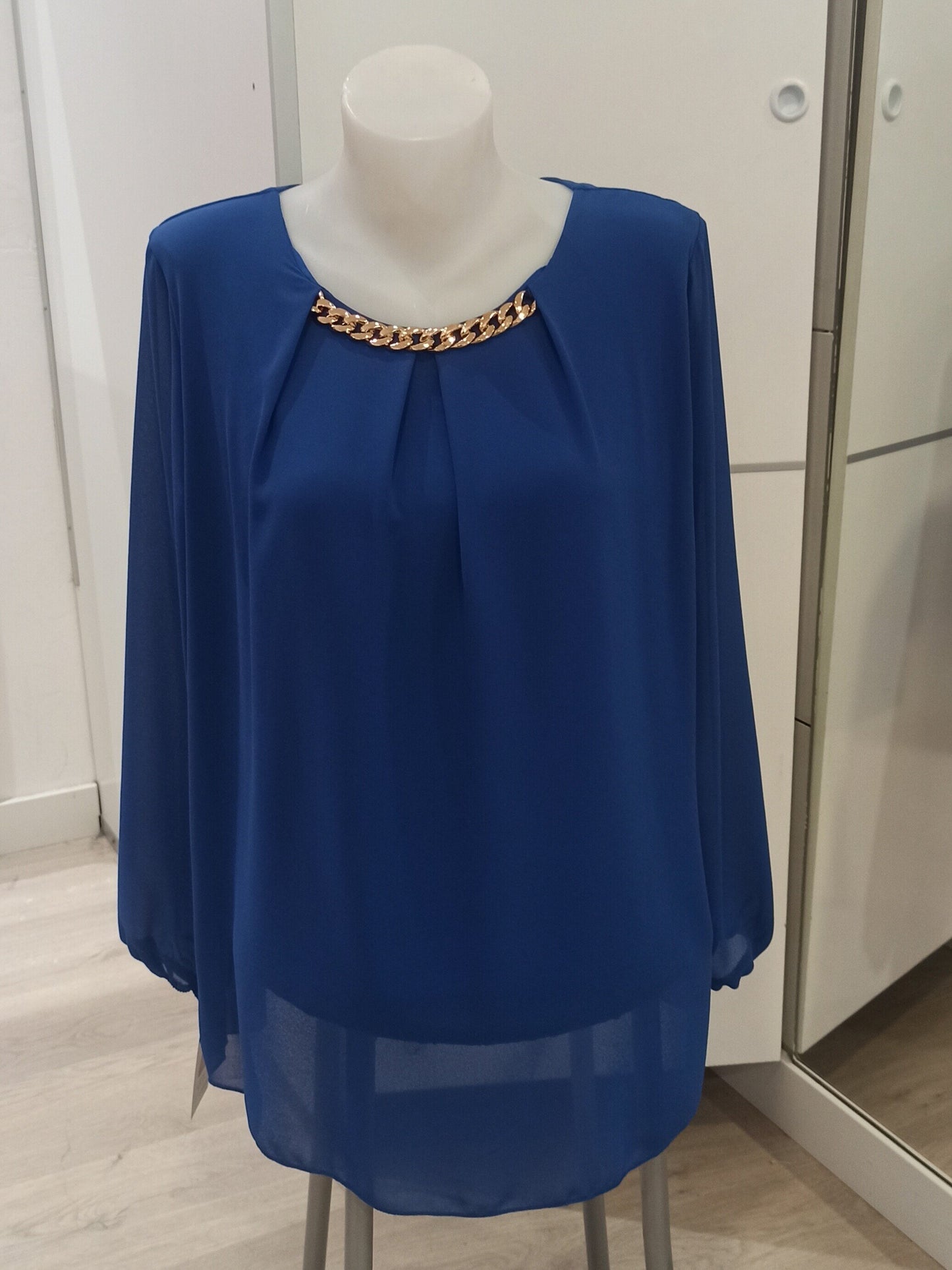 Blusón Elegante con cadena Dorada en el Cuello