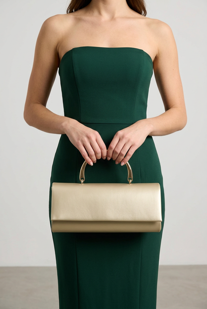 Bolso dorado con asa rígida 