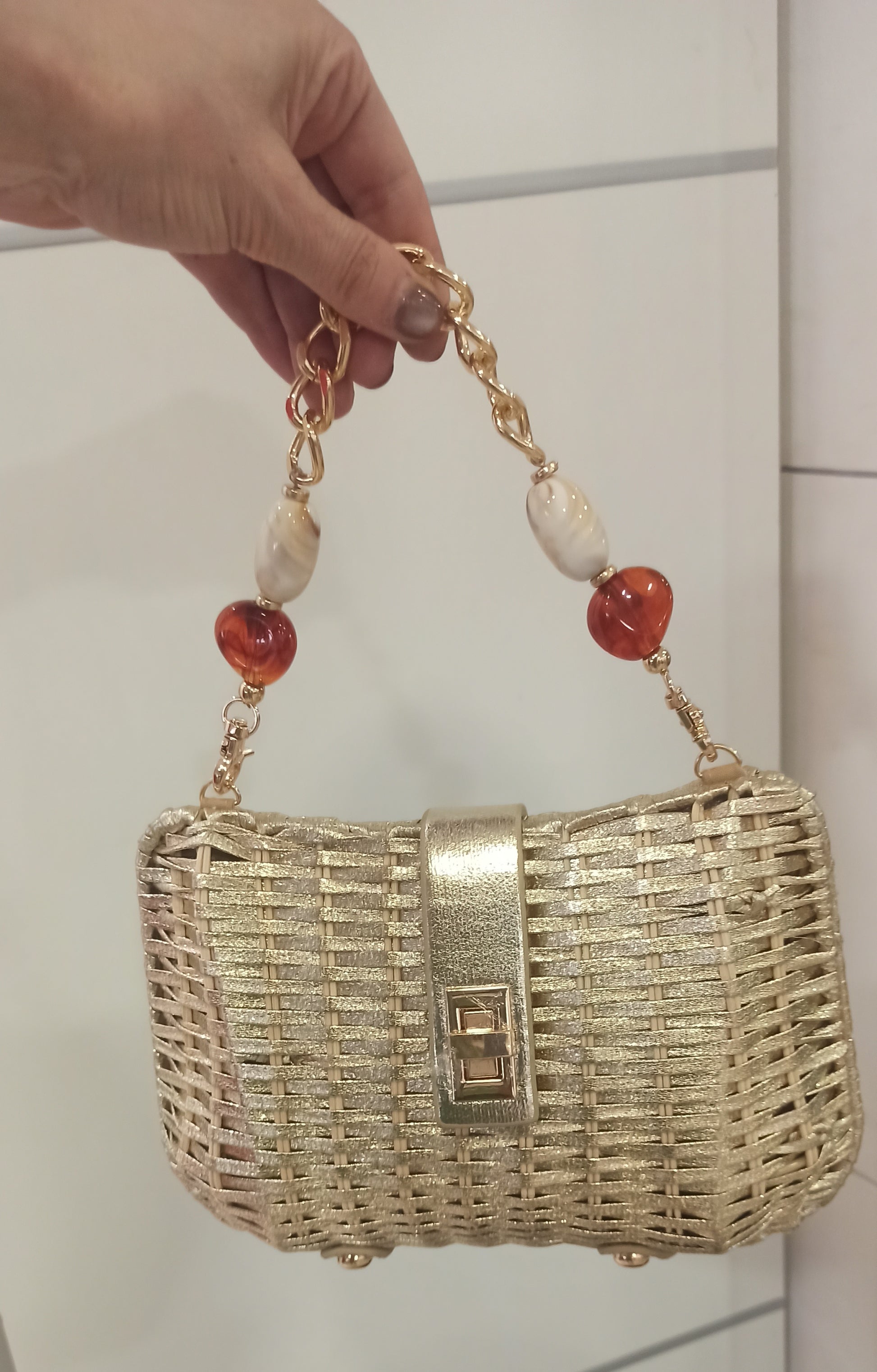 bolso de mano de yute dorado
