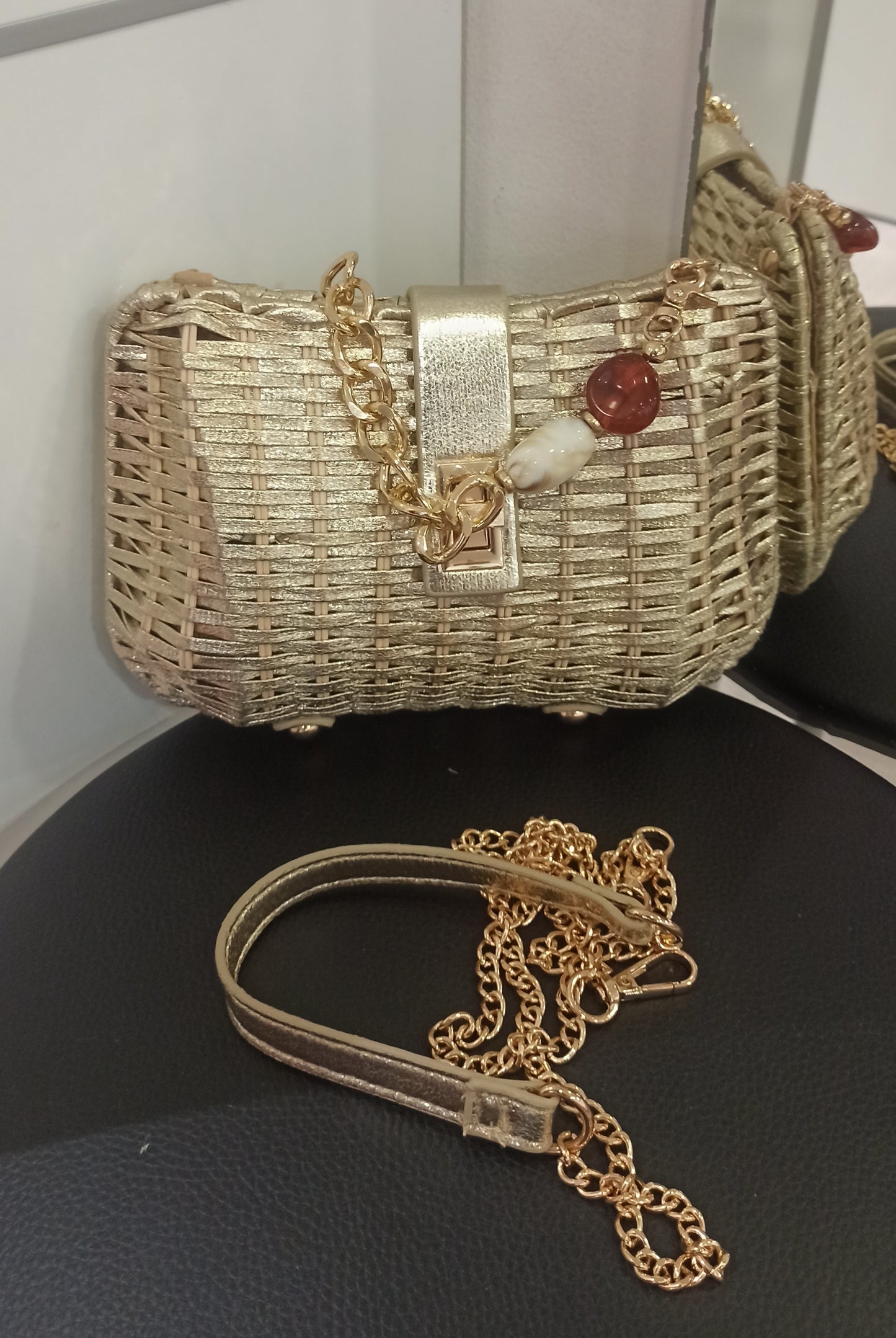 detalle bolso fiesta de yute dorado
