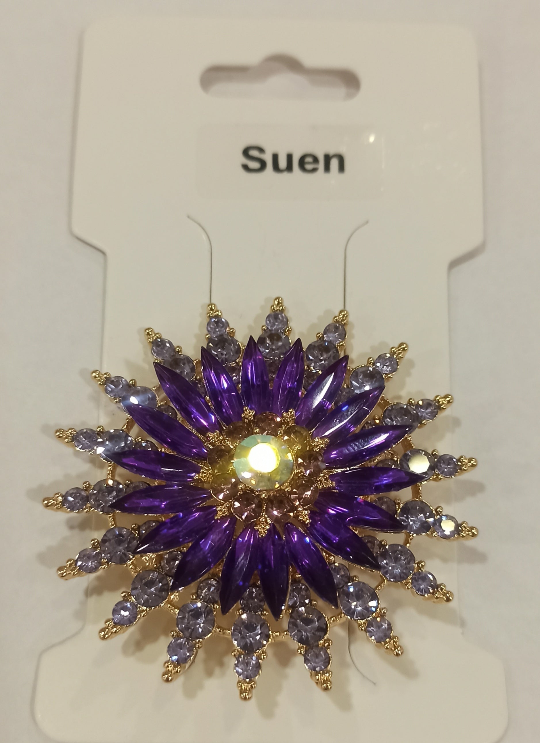 broche para vestidos morado con montura dorada y forma de flor
