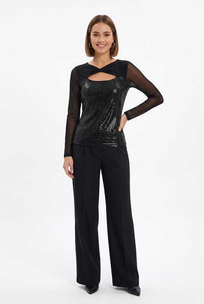 Camiseta de fiesta negra con brillos oscuros y escote cruzado, vista frontal