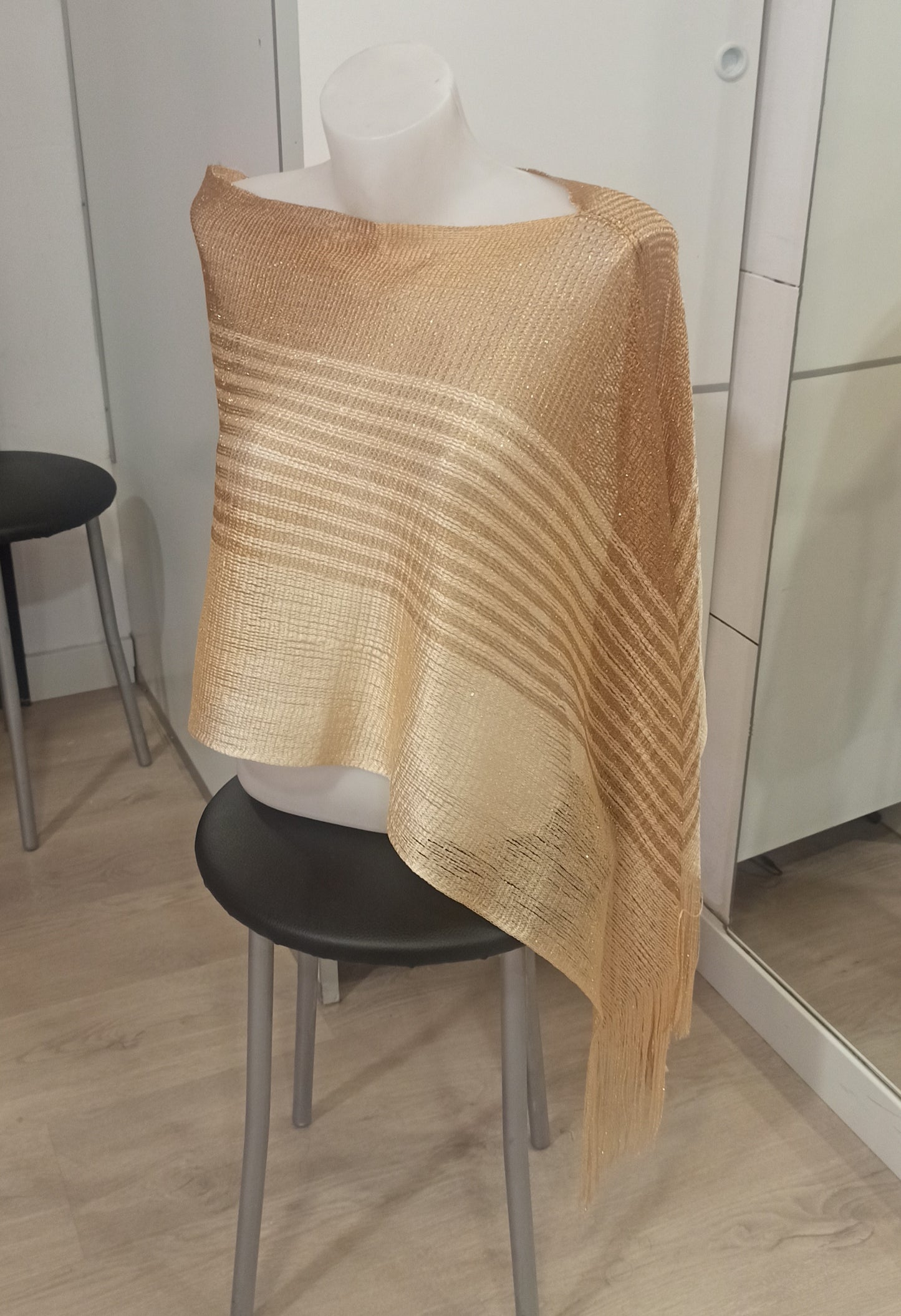 Capa Asimétrica Dorada con Senefas