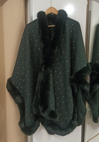 Capa verde oscuro con pelo y brillos para invitada
