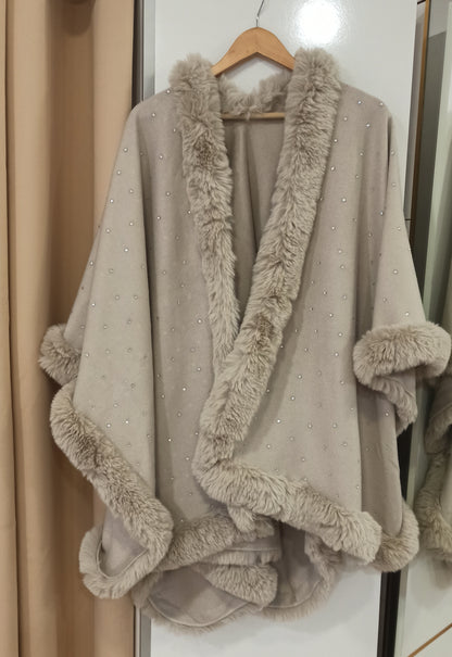 Capa de pelo beige con brillos para invitada de boda
