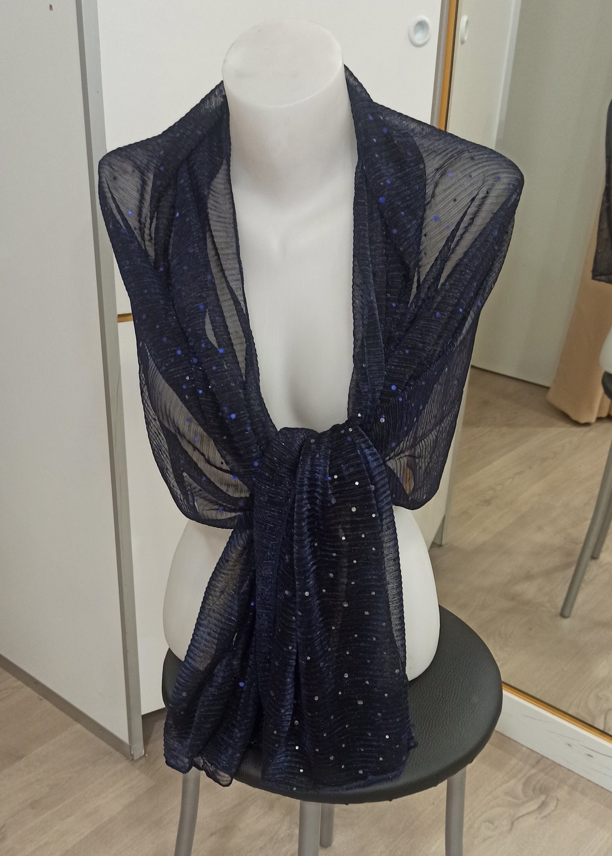 Chal azul marino con brillos sobre maniquí