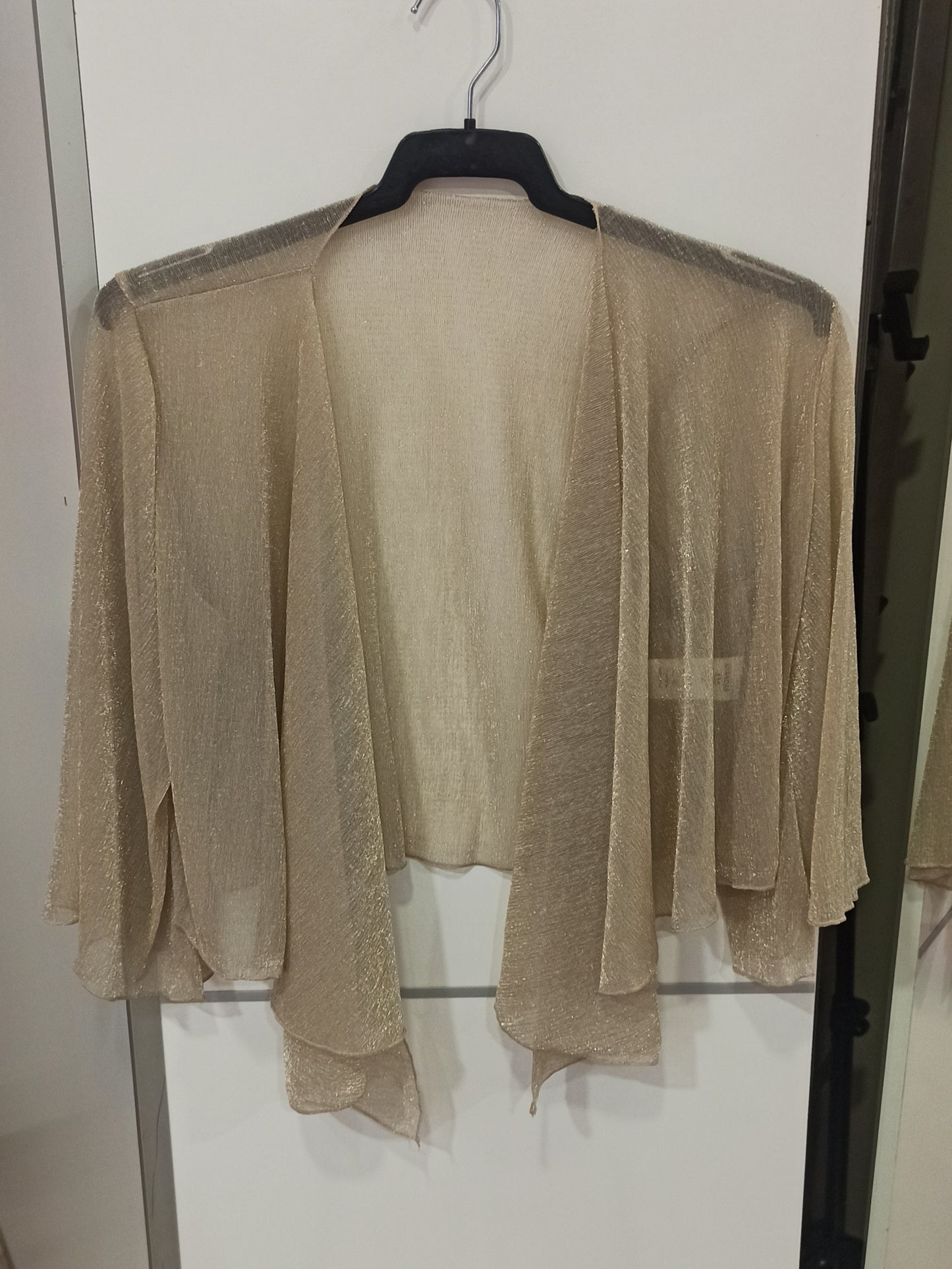 detalle chaqueta corta dorada