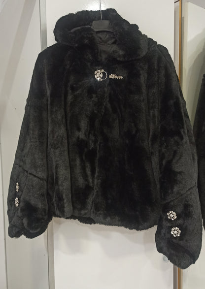 Chaqueta de pelo negra con capucha y broche joya