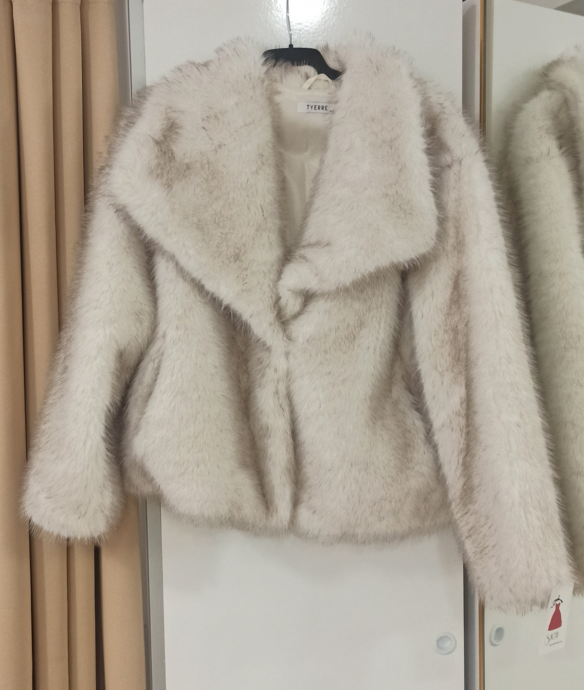 Chaqueta de pelo color marfil con cuello amplio para fiesta