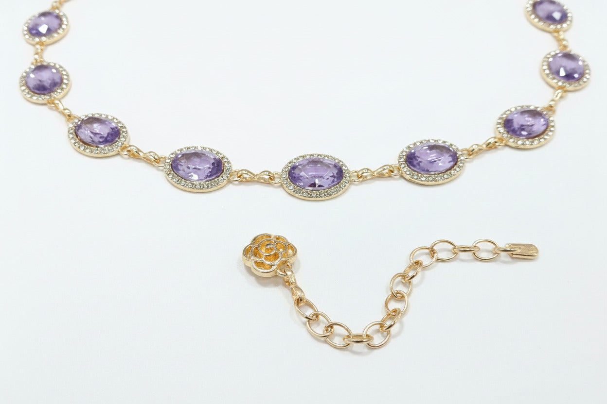 Cinturón de cadena dorado con pedrería lila