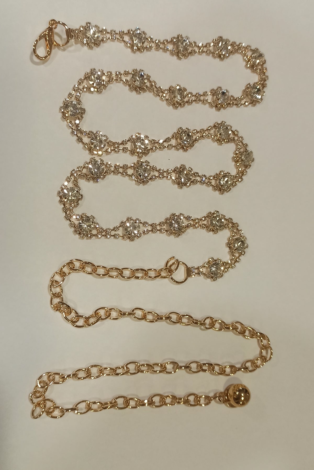 Cinturón de cadena dorado con flores de pedrería