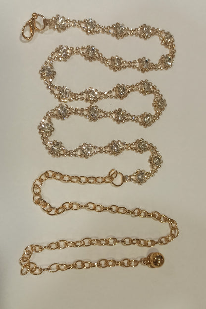 Cinturón de cadena dorado con flores de pedrería