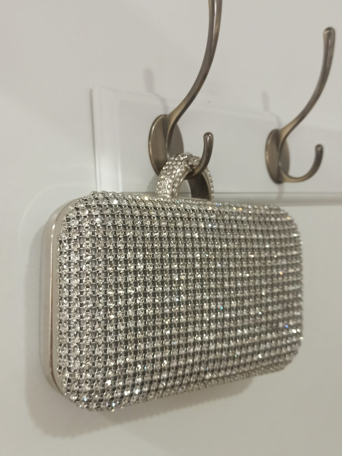 Clutch de fiesta plateado con pedrería