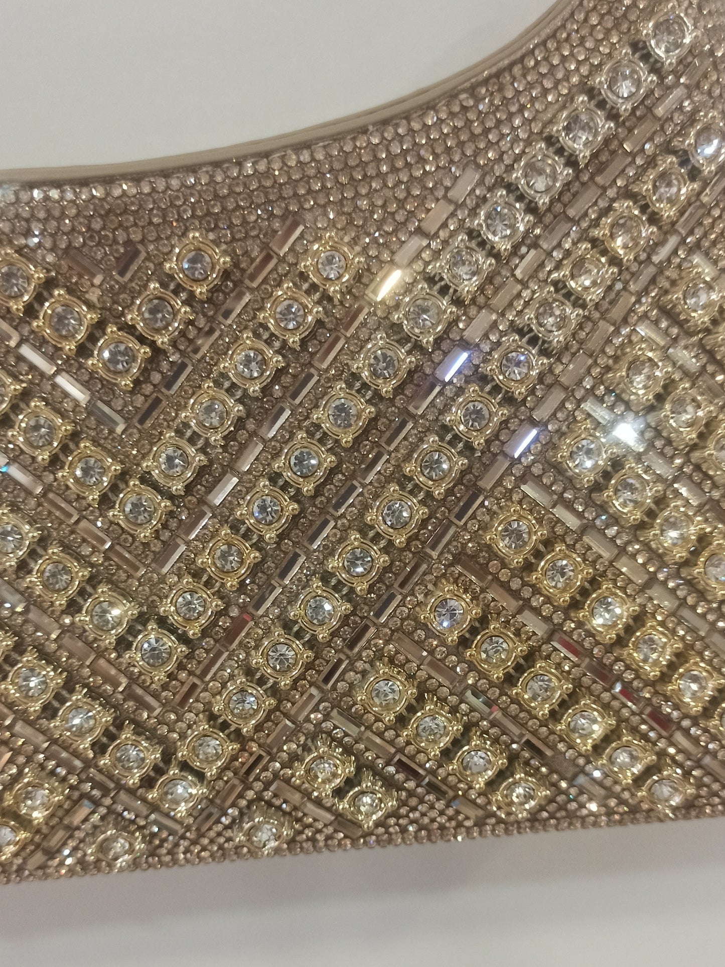 detalle bolso-fiesta-dorado-strass