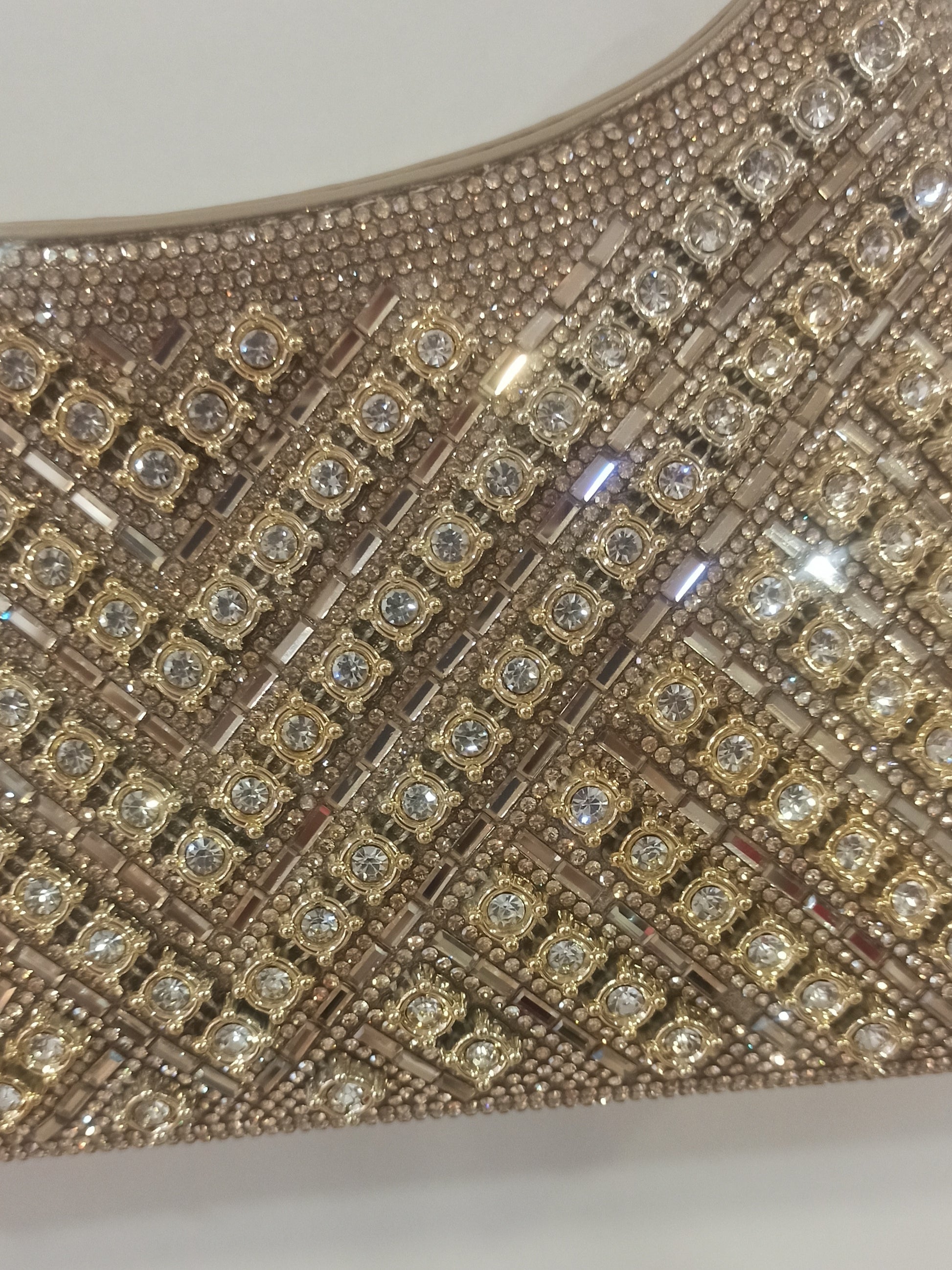 detalle bolso-fiesta-dorado-strass