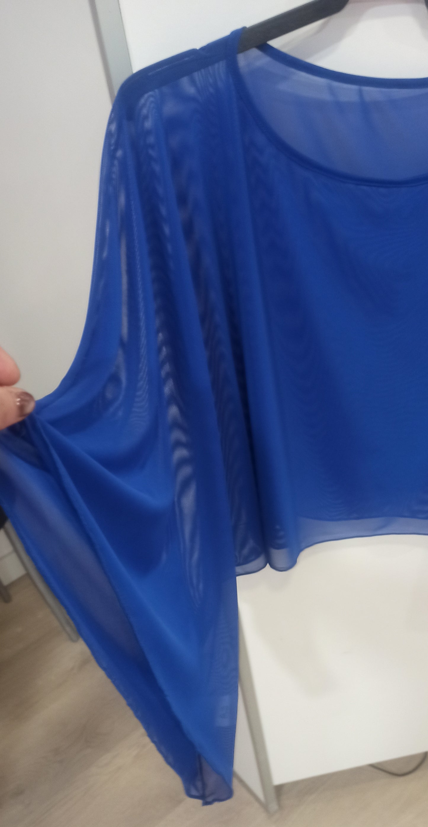 detalle capa de tul con manga azul