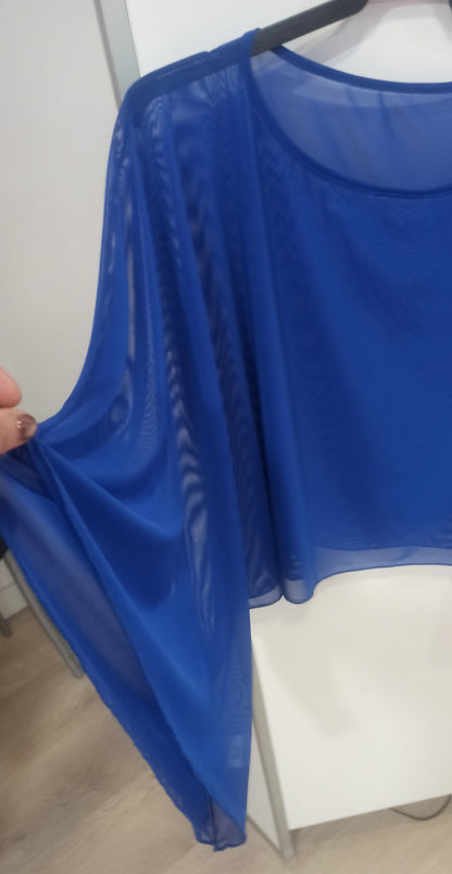 detalle capa de tul con manga azul
