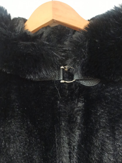 Capa de pelo negra con capucha para fiesta