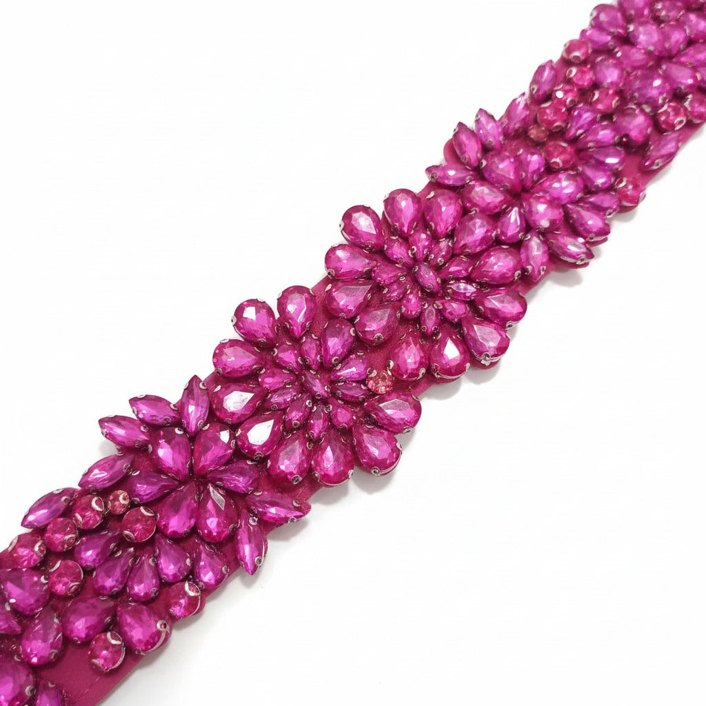 detalle Cinturón Fiesta Pedrería Fucsia para Invitada Boda