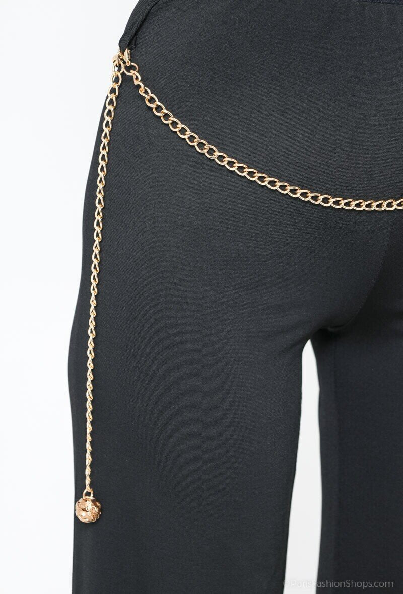 Pantalón negro con cinturón de cadena dorado